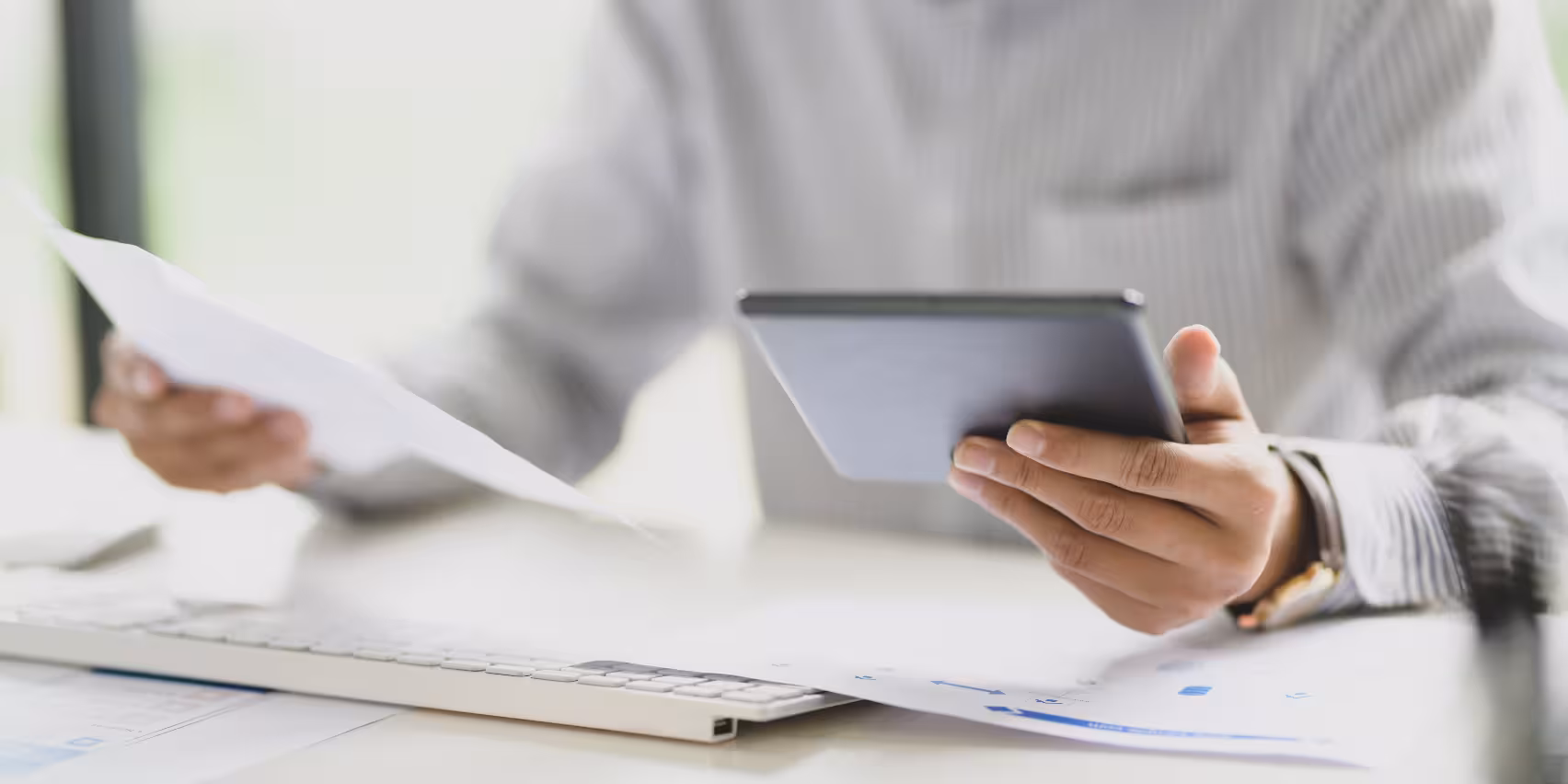 Une personne compare des documents et des calculs