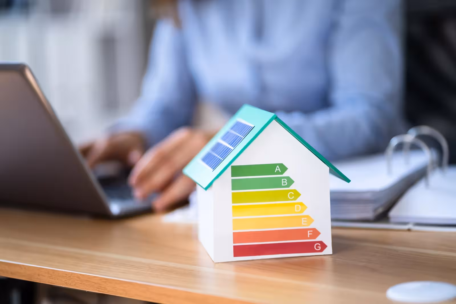 Une maison miniature avec son étiquette de performance énergétique