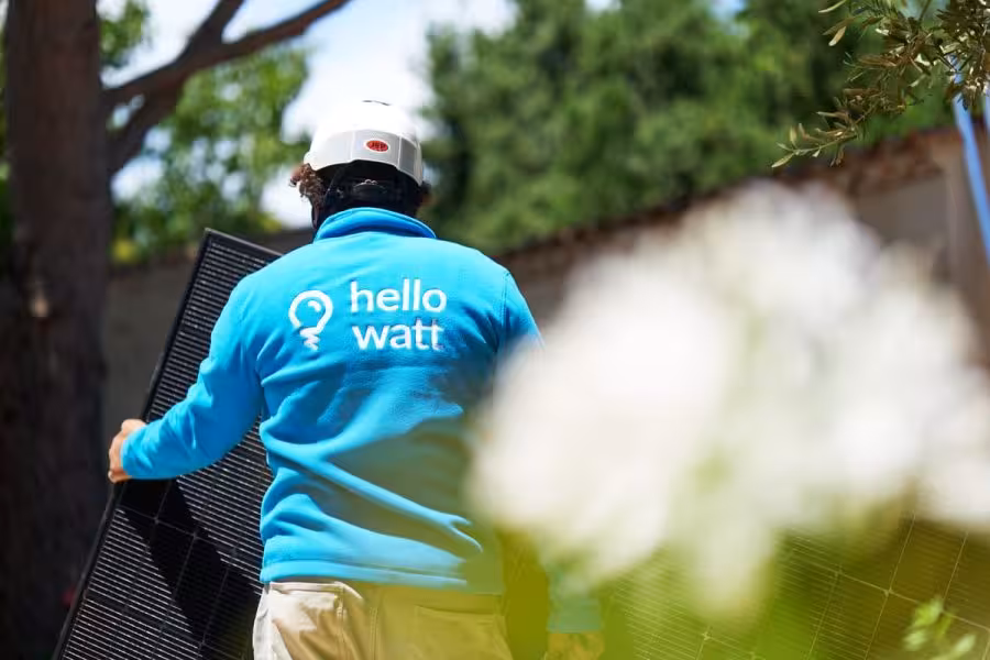 Un technicien Hello Watt installe un panneau solaire