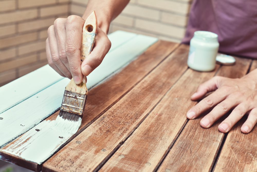 Bricolage à la maison : faire une table basse avec des planches